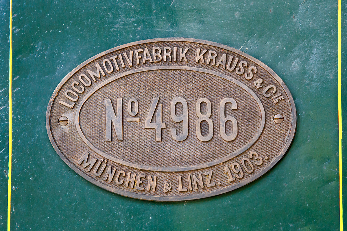 
Fabrikschild der Krauss & Cie. Feldbahn-Dampflokomotive 4986 (am 16.06.2018) ausgestellt im Verkehrszentrum des Deutschen Museums in München.
