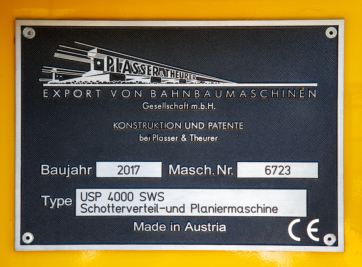 
Fabrikschild der neuen Plasser & Theurer Schotterverteil- und Planiermaschine USP 4000 SWS, Schweres Nebenfahrzeug-Nr. D-SPAG 99 80 91 25 012-1, der SPITZKE SE, präsentiert auf der iaf 2017 in Münster (hier am 01.06.2017).