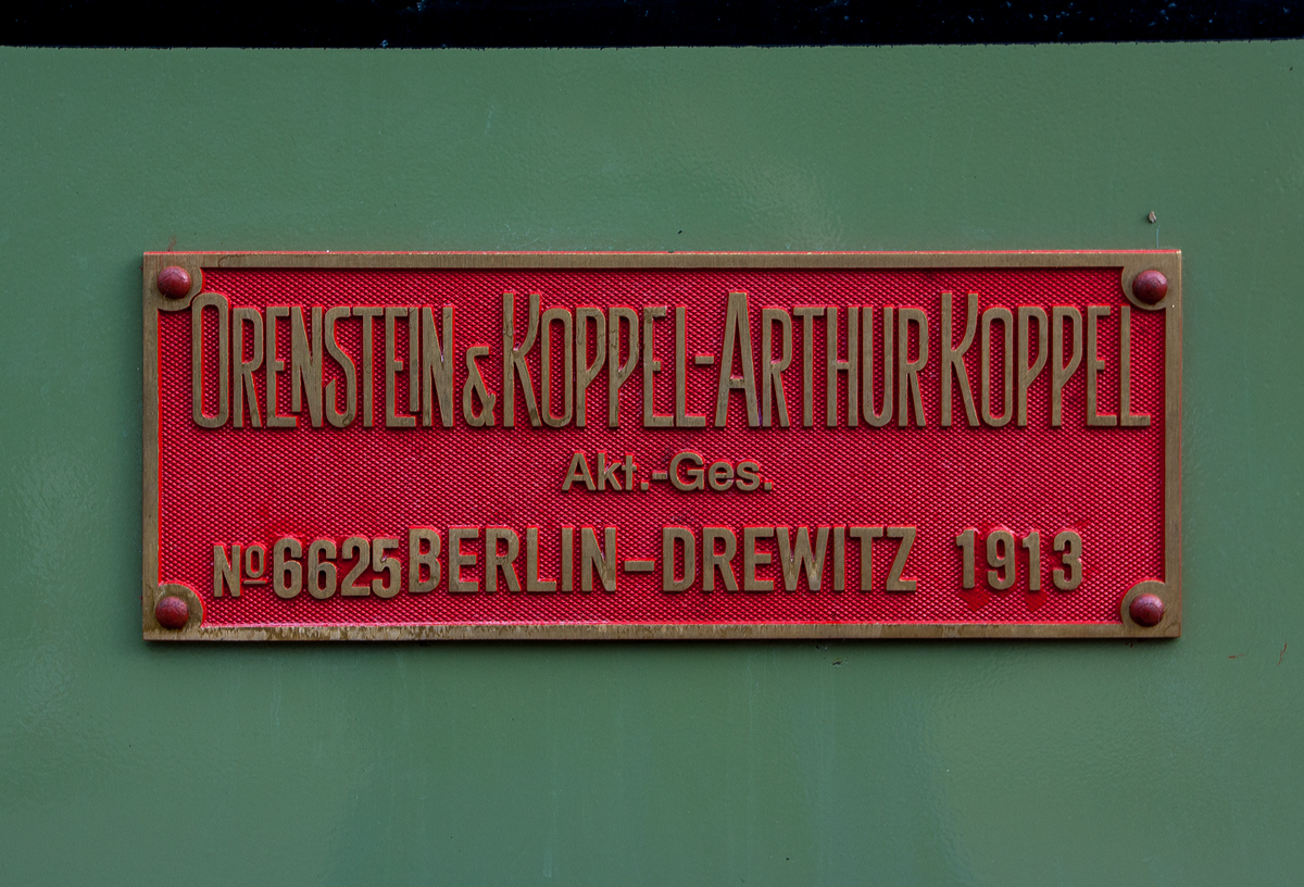 Fabrikschild der O&K Feldbahn-Dampflok FGF Lok 3  Monika  vom Feld- und Grubenbahnmuseum Fortuna am 16.04.2011 in Solms-Oberbiel.