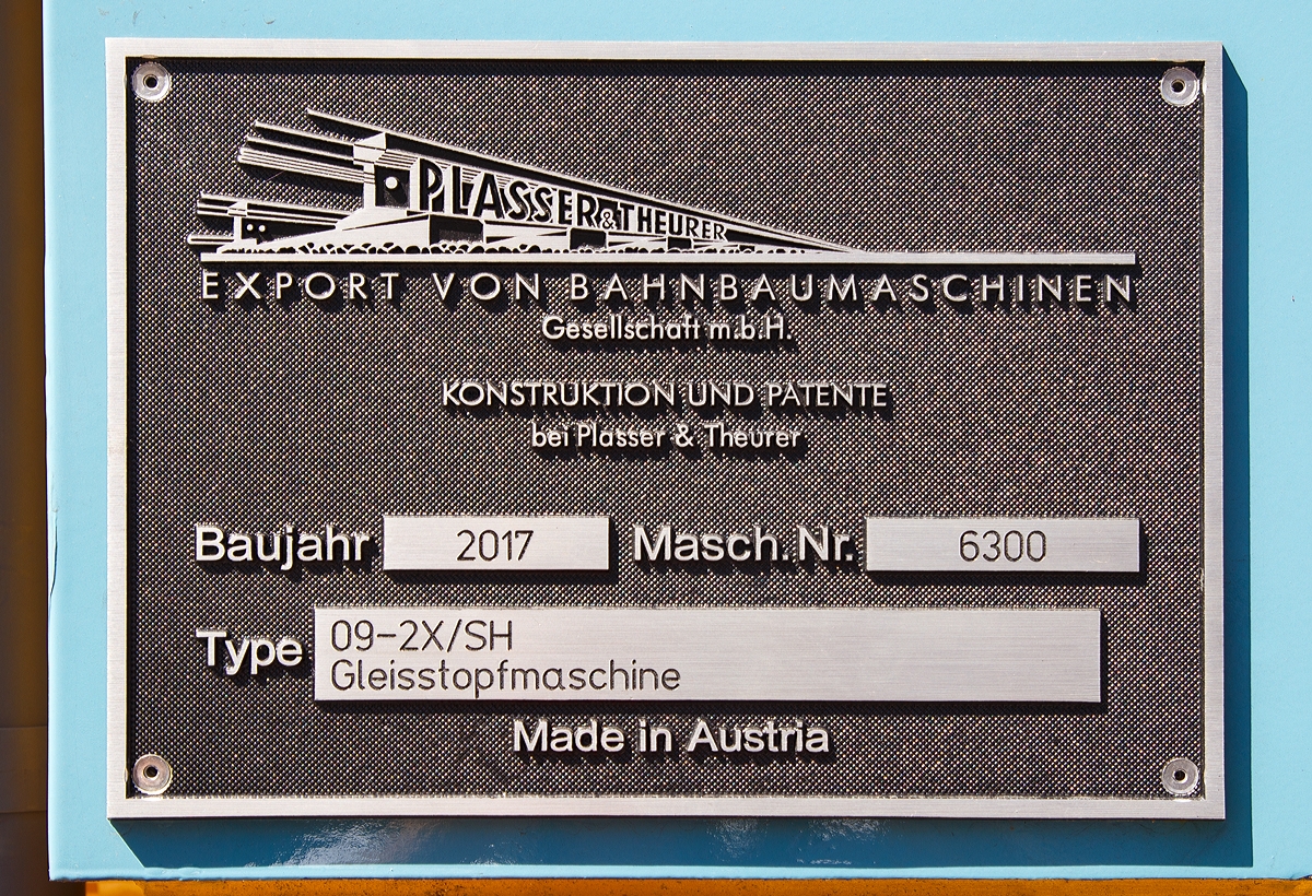 
Fabrikschild der Plasser & Theurer kontinuierliche 2-Schwellen-Stopfmaschine 09-2X/SH, präsentiert auf der iaf 2017 in Münster (am 01.06.2017). 