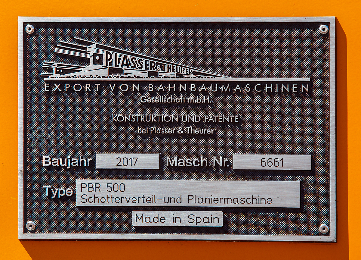 Fabrikschild der Plasser & Theurer PBR 500 Schmalspur Schotterverteil- und Planiermaschine, für die KTM Berhad (Malaysia), präsentiert auf der Internationale Ausstellung Fahrwegtechnik iaf 2017 in Münster hier am 01.06.2017.