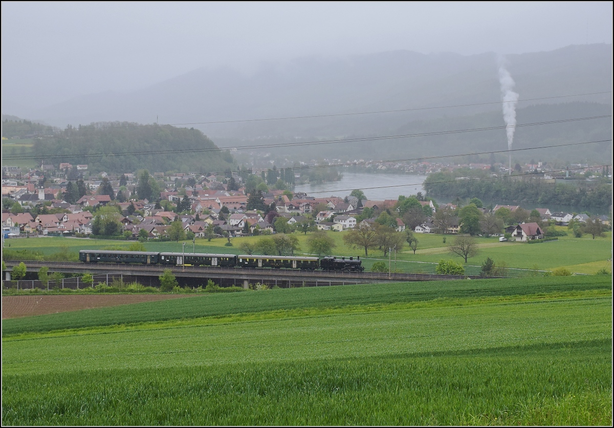 Fahrleitungsstörung nannte sie die Veranstaltung, um an die Dampfreserve in Olten für solche Fälle zu erinnern. Habersack Eb 3/5 5819 der SBB Historic auf seiner Rundfahrt über die Hauenstein-Bergstrecke und den Bözberg. Mumpf, April 2019. Im Hintergrund sind die beiden Schwesterdörfer Wallbach Aargau und Wallbach Baden zu sehen mit dem trennenden Hochrhein. Trotz des strömenden Regens war sogar für ein Foto noch genug zu sehen...