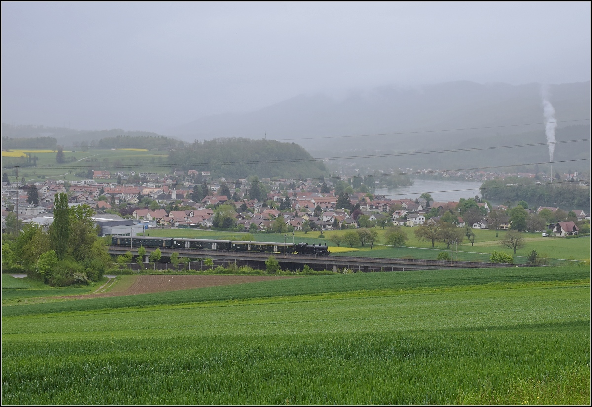 Fahrleitungsstörung nannte sie die Veranstaltung, um an die Dampfreserve in Olten für solche Fälle zu erinnern. Habersack Eb 3/5 5819 der SBB Historic auf seiner Rundfahrt über die Hauenstein-Bergstrecke und den Bözberg. Mumpf, April 2019. Im Hintergrund sind die beiden Schwesterdörfer Wallbach Aargau und Wallbach Baden zu sehen mit dem trennenden Hochrhein.