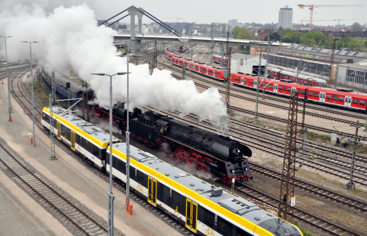 Fahrt in den Mai:01 519 und 01 180 mit Sonderzug fahren aus Ulm aus, am 30.04.2022.