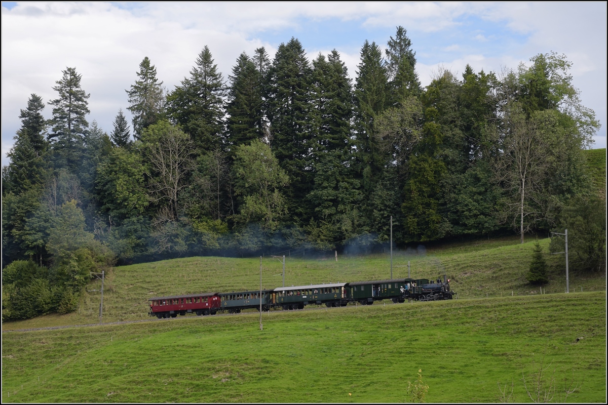 Fahrtag DVZO mit 120-jähriger Lady.

Ed 3/3 401 'Bauma' oberhalb der Giesserei Wolfensberger. Oktober 2021.