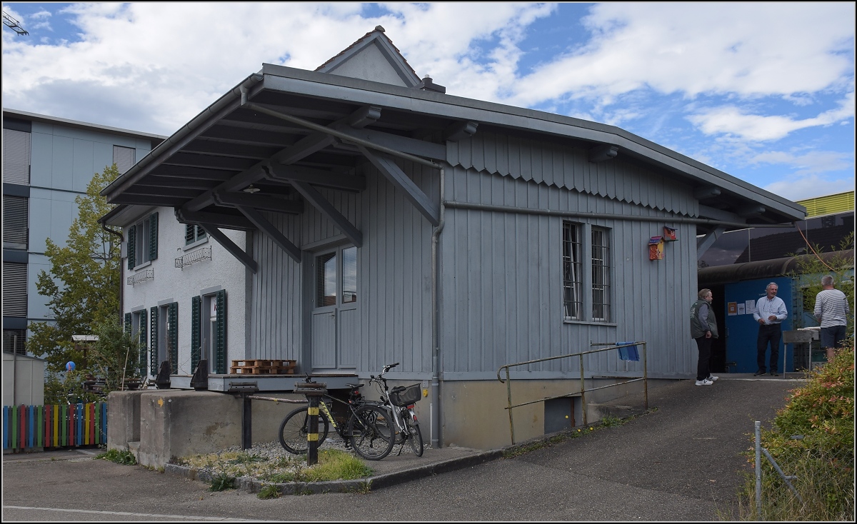 Fahrtag Wolfhuuser Bahn.

Bahnhof Wolfhausen mit ungewöhnlicher Architektur. Oktober 2021. 