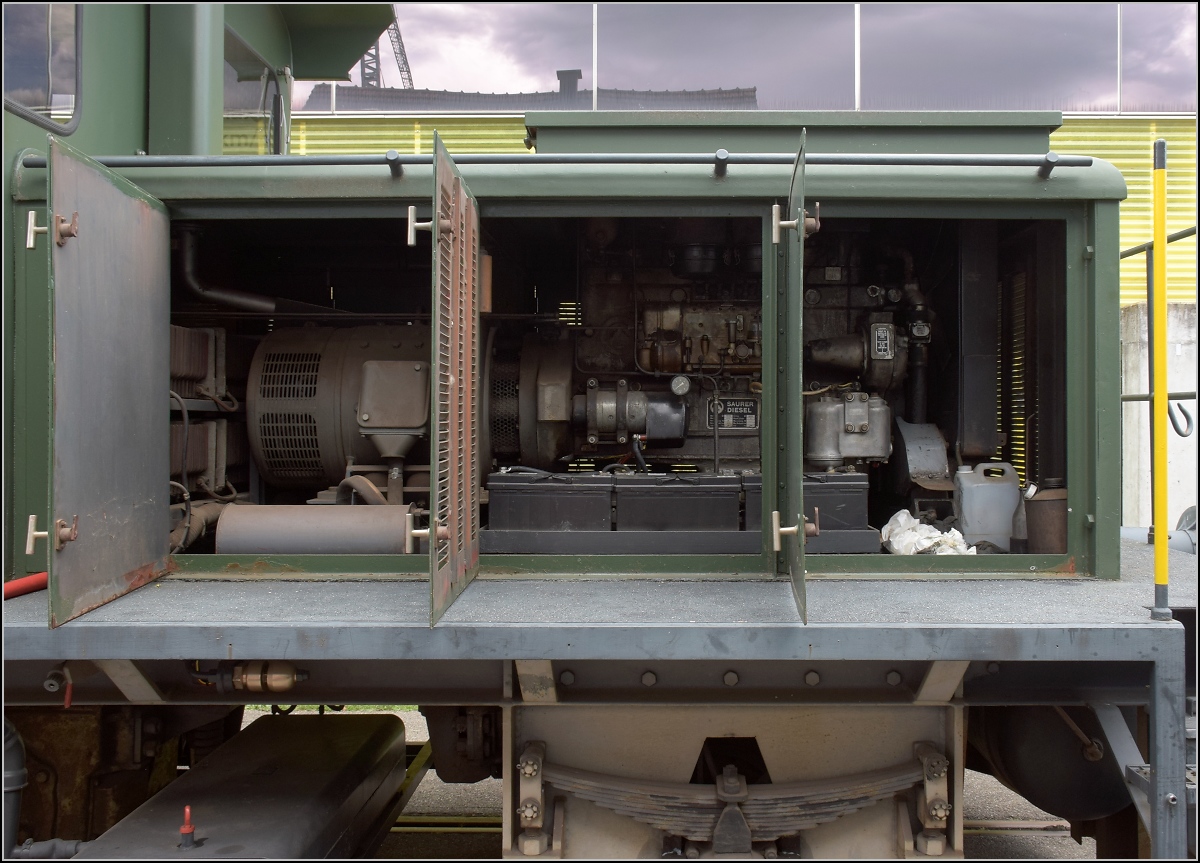 Fahrtag Wolfhuuser Bahn.

Blick auf das Innere des Stadler Rangiertraktors mit Generator und 90 PS Saurermotor. Ein Standard-LKW-Saurermotor allerdings ohne Turbolader. Wolfhausen, Oktober 2021.