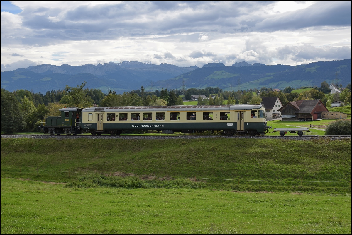 Fahrtag Wolfhuuser Bahn.

Tm 2/2 111 beim Gehöft Büel am Ortsende Bubikon. Oktober 2021.