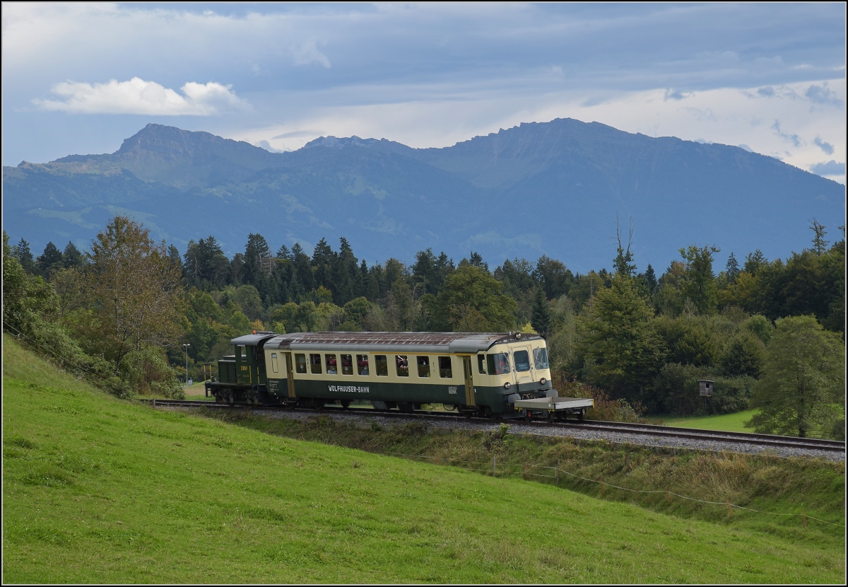 Fahrtag Wolfhuuser Bahn.

Tm 2/2 111 beim Gehöft Büel am Ortsende Bubikon. Oktober 2021.