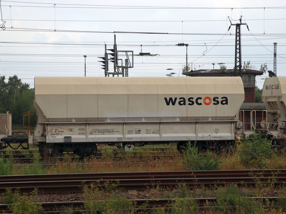 Falns 278 Wascosa vierachsiger Schttgutwagen mit schlagartiger Schwerkraftentladung mit Nummer 37 TEN 84 NL-WASCO 6634 193-0 Gterbahnhof Oberhausen West, Deutschland 18-08-2022.


Falns 278 zelflosser uit Nederland van Wascosa met nummer 37 TEN 84 NL-WASCO 6634 193-0 goederenstation Oberhausen West, Duitsland 18-08-2022.