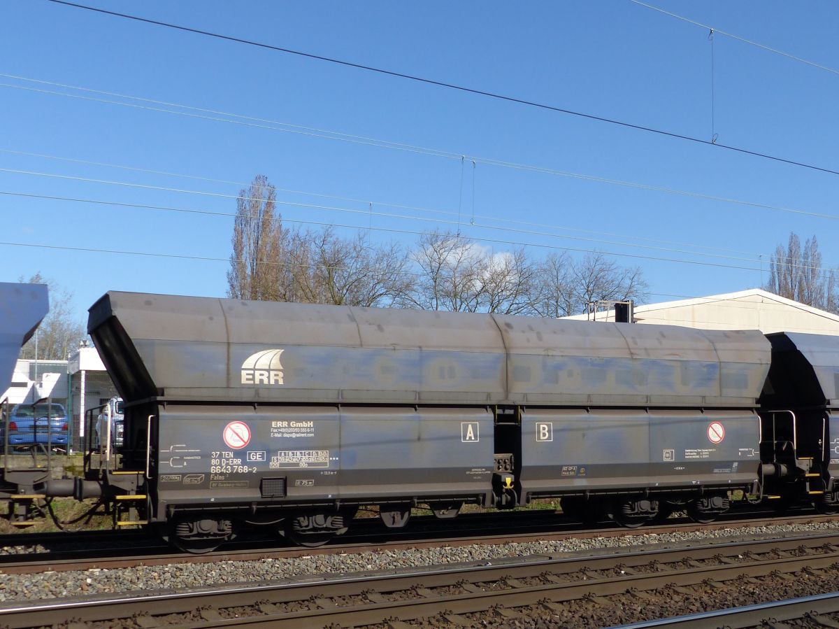 Falns ERR Schttgutwagen mit schlagartiger Schwerkraftentladung Nummer 37 TEN 80 D-ERR 6643 768-2, Hoffmannstrasse, Oberhausen 12-03-2020.

Falns vierassige zelflosser van ERR met nummer 37 TEN 80 D-ERR 6643 768-2, Hoffmannstrasse, Oberhausen 12-03-2020.