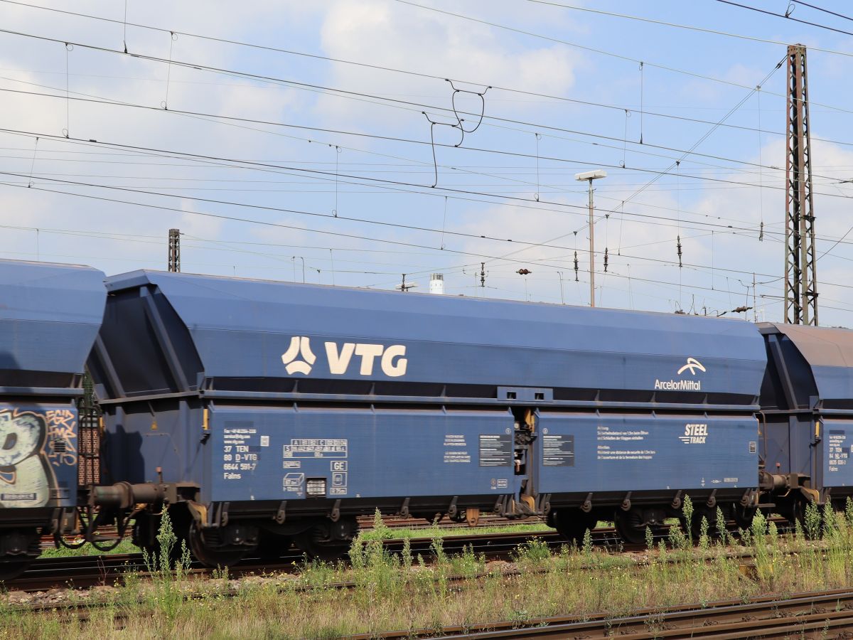 Falns Schttgutwagen mit schlagartiger Schwerkraftentladung der VTG mit Nummer 37 TEN 80 D-VTG 6644 591-7 und Aufschrift  Arcelor Mittal  /  Steel Track  Gterbahnhof Oberhausen West 02-09-2021.


Falns zelflosser van VTG met nummer 37 TEN 80 D-VTG 6644 591-7 en opschrift  Arcelor Mittal  en  Steel Track  goederenstation Oberhausen West 02-09-2021.