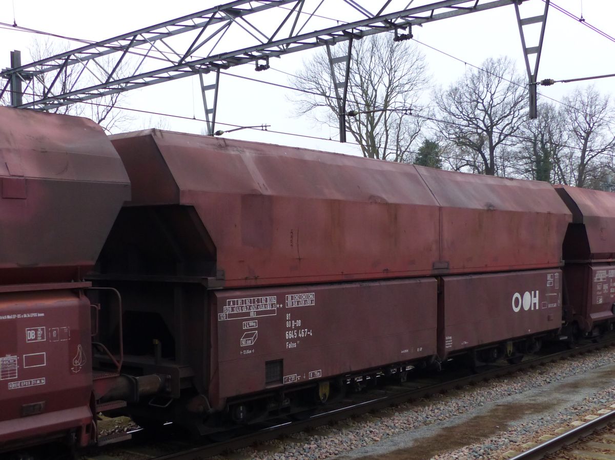 Falns vierachsiger Schttgutwagen mit schlagartiger Schwerkraftentladung mit Nummer 81 80 D-DB 6645 467-4 Gleis 6 Dordrecht, Niederlande 16-02-2017.

Falns zelflosser met nummer 81 80 D-DB 6645 467-4 spoor 6 Dordrecht, Nederland 16-02-2017.