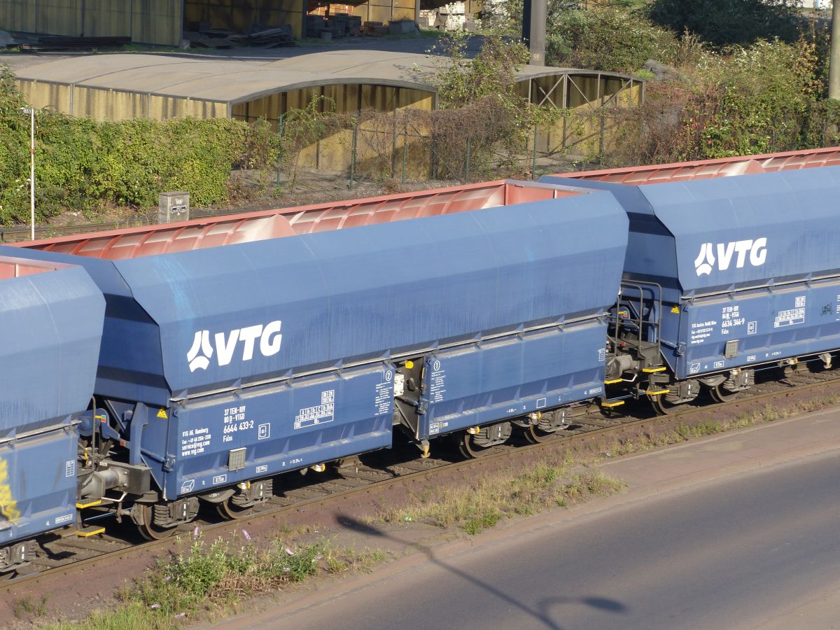 Falns vierachsiger Schttgutwagen mit schlagartiger Schwerkraftentladung der VTG mit Nummer 37 TEN-RIV 80 D-DB 6644 433-2 ThyssenKrupp, Alsumerstrasse, Duisburg 22-09-2016.

Falns zelflosser van VTG met nummer 37 TEN-RIV 80 D-DB 6644 433-2 staalfabriek ThyssenKrupp Alsumerstrasse, Duisburg 22-09-2016.