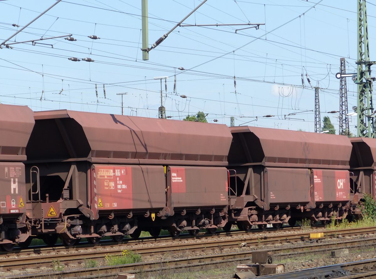 Falrrs 153 Offener Drehgestell-Schttgut-Wageneinheit fr den Erztransport mit Nummer 82 80 D-DB 6861 006-6 Oberhausen West 11-09-2015.

Falrrs 153 zelflosser eenheid met nummer 82 80 D-DB 6861 006-6 Oberhausen West 11-09-2015.