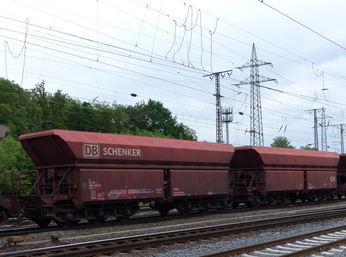 Falrrs 153 Offener Drehgestell-Schttgut-Wageneinheit fr den Erztransport mit Nummer 81 80 D-DB 6861 663-5 Rangierbahnhof Gremberg, Porzer Ringstrae, Kln 20-05-2016.

Falrrs 153 zelflosser eenheid met nummer 81 80 D-DB 6861 663-5 rangeerstation Gremberg Porzer Ringstrae, Keulen 20-05-2016.