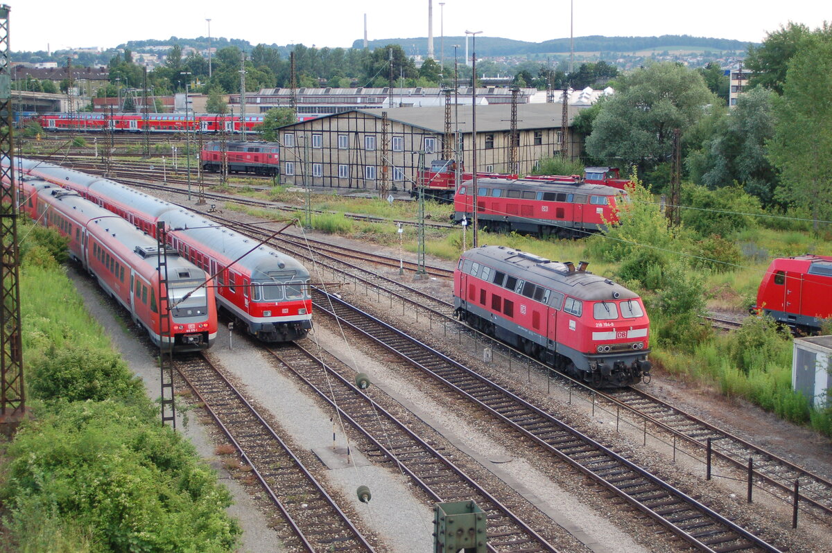 Fast alles Diesel im Ellok-Bw Ulm; 218 194-9, 612 575-1 am 09.07.2008.