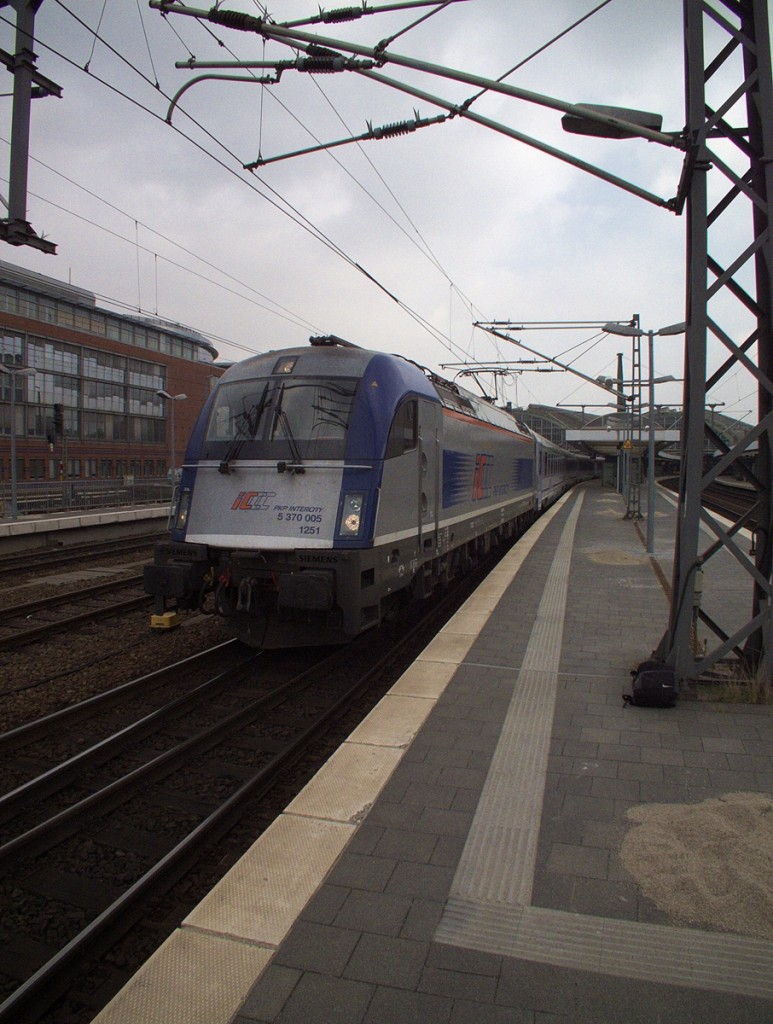 Fast am Ende ihrer Reise ist 5 370 006 der PKPIntercity. Mit dem EuroCity aus Gdynia Glowna fährt sie hier aus dem Berliner Ostbahnhof aus.