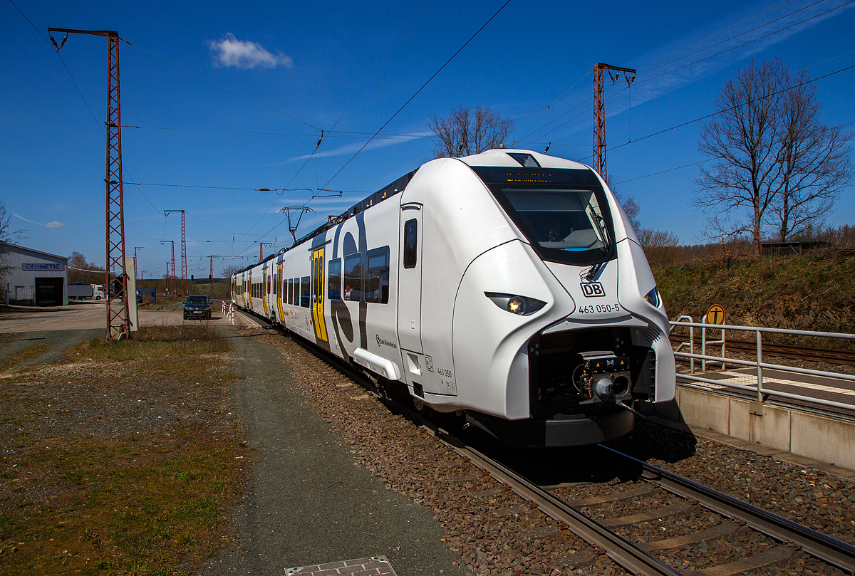Fast frisch aus der Produktion....
Der dreiteilige Siemens Mireo 463 050-5 / 863 050-1 / 463 550-4 (94 80 0463 050-5 D-DB / 94 80 0863 050-1 D-DB /94 80 0463 550-4 D-DB) der DB Regio AG fr die S-Bahn Rhein-Neckar fhrt am 22.04.2021 durch Rudersdorf (Kreis Siegen) in sdlicher Richtung. Er ist wohl auf berfhrungsfahrt.

Der Triebzug wurde 2020 von Siemens Mobility im Werk Krefeld (ehemals DUEWAG) gebaut.

Im Sommer 2017 erhielt Siemens den Auftrag zur Lieferung von 57 Zgen vom Typ Mireo an die DB Regio AG, fr den Einsatz der S Bahn Rhein-Neckar. Der Mireo wird als S-Bahn-Fahrzeug im Rhein-Neckar-Gebiet auf den knftigen Linien der S5, S6, S8 und S9 eingesetzt. Auerdem wird er als „Murgtler Radexpress“ auf der Strecke zwischen Mannheim und Baiersbronn verkehren.

Als Mireo wird ein von Siemens Mobility entwickelter elektrischer Triebzug fr den Schienenpersonennahverkehr bezeichnet, der im Produktportfolio von Siemens den Desiro ML ersetzt.

Der Mireo wird ausschlielich als Elektrotriebzug angeboten, eine Variante mit Verbrennungsmotor ist derzeit nicht geplant. Anders als der Desiro ML verfgt der Mireo ber Jakobs-Drehgestelle, die, hnlich wie beim ICE 4, mit innengelagerten Radstzen ausgestattet sind. Die Wagenksten werden in Aluminium-Integralbauweise hergestellt. Die Zahl der Einzelwagen, aus denen ein Triebzug gebildet wird, kann je nach Konfiguration zwischen zwei und sieben variiert werden. Jeder Endwagen des Mireo hat eine Lnge von 26 m, jeder Mittelwagen ist 19 m lang. Es werden Versionen fr Bahnsteighhen von 550 mm, 760 mm und 960 mm angeboten. Die Zahl der angetriebenen Drehgestelle kann variiert werden, wodurch sich unterschiedliche Werte fr die Anfahrbeschleunigung ergeben. Nach Angaben von Siemens wurden bei der Konstruktion des Zuges der Traktionsstromrichter und die elektrodynamische Bremse optimiert. Die Zwischenkreisspannung betrgt 750 V.

Im Zuge der Erweiterung der S-Bahn Rhein-Neckar auf den Strecken zwischen Mannheim, Eppingen, Karlsruhe und Aglasterhausen, an der Bergstrae und nach Mainz, setzt die DB Regio seit 13. Dezember 2020 stufenweise insgesamt 57 Neufahrzeuge vom Typ Mireo ein. Die Fahrzeuge gehen ins Eigentum einer Landesgesellschaft der Aufgabentrger ber und werden whrend der 14-jhrigen Laufzeit des Verkehrsvertrags an DB Regio Mitte verpachtet. Das Auendesign der Fahrzeuge integriert bestehende Designelemente der Lnder Rheinland-Pfalz und Baden-Wrttemberg und ergnzt sie mit einem fahrzeughohen S-Bahn-Symbol.

Die Fahrzeuge haben pro Seite sechs doppelflgelige Schwenkschiebetren eine Einstiegshhe von 800 mm, mit Schiebetritten auf 770 mm, aufweisen.  Die Fahrzeuge sind mit Fahrgast-WLAN ausgestattet. Sie haben 8 Sitze in der ersten Klasse, in der zweiten Klasse 152 Festsitze mit Armlehnen und je einer halben Steckdose und 40 Klappsitze und mit Stehpltzen eine Kapazitt von etwa 454 Fahrgsten. Mit bis zu sechs Fahrrdern in den fnf Mehrzweckbereichen knnen in einem Triebzug 26 Fahrrder mitgenommen werden. Die optische Fahrgastinformation erfolgt ber sechs doppelseitige Flachbildschirmdeckengondeln sowie Flachbildschirme in den Einstiegsbereichen. Im Fahrgastraum erfolgt wie schon in den modernisierten Triebzgen der Baureihe 425 eine Videoberwachung, deren Aufzeichnungen 72 Stunden lang gespeichert werden. Die Triebzge kosten zusammen etwa 340 Mio. Euro.

TECHNISCHE DATEN der BR 463 (Siemens Mireo, dreiteilig):
Spurweite: 	1.435 mm (Normalspur)
Achsformel: Bo‘ 2‘2‘ Bo‘
Lnge ber Kupplung: 69.860 mm 
Breite: 2.808 mm
Drehzapfenabstand: 19.680 mm (Endwagen) / 19.800 m (Mittelwagen)
Achsabstand in den Antriebs-Drehgestellen: 2.300 mm
Achsabstand in den Jakobs-Drehgestellen: 2.600 mm
Treib- und Laufraddurchmesser: 880 mm (neu) / 810 mm (abgenutzt)
Leergewicht: 109 t
Hchstgeschwindigkeit: 160 km/h
Dauerleistung: 2.600 kW
Beschleunigung: 0,96 m/s
Anfahrzugkraft: 130 kN
Bremskraft: 130 kN
Kleinster bef. Halbmesser: 	R 125 m (Werkstatt R 100 m)
Stromsystem: 15 kV 16,7 Hz ~
Strombertragung: Oberleitung
Sitzpltze: 	200 (davon 8 in der 1. Klasse)
Anzahl der Tren je Seite: 6
Niederfluranteil: 	ca. 60 %
Einstiegshhe: 800 mm
Kupplungstyp:  S10

Bis Ende 2020 waren bereits ber 180 Mireo-Triebzge bei Siemens bestellt.

Es werden aber  auch noch folgende Varianten als Hybrid-Triebzge angeboten:

Mireo Plus B
Im Mrz 2020 erhielt Siemens Mobility den ersten Auftrag fr eine Variante, die mit einer zustzlichen Batterie ausgestattet ist. Die zweiteiligen Fahrzeuge sollen ab Juni 2023 im Ortenau-Netz fahren. Sie haben ohne Oberleitung eine Reichweite bis zu 80 km.

Mireo Plus H
Neben dem Oberleitungselektrischen Triebzug plant Siemens gemeinsam mit dem kanadischen Unternehmen Ballard Power Systems eine Mireo-Variante zu entwickeln, die den bentigten Strom mit Hilfe eines Brennstoffzellensystems aus Wasserstoff erzeugt und daher auf nicht-elektrifizierten Strecken eingesetzt werden kann (Mireo Plus H). Eine 200 kW starke Brennstoffzelle von Ballard Power Systems soll dabei eine Geschwindigkeit von bis zu 160 km/h ermglichen. Die ersten Einstze dieses Brennstoffzellenhybridtriebzugs sind ab 2021 geplant.

Quelle: Siemens Mobility, DB Regio und Wikipedia
