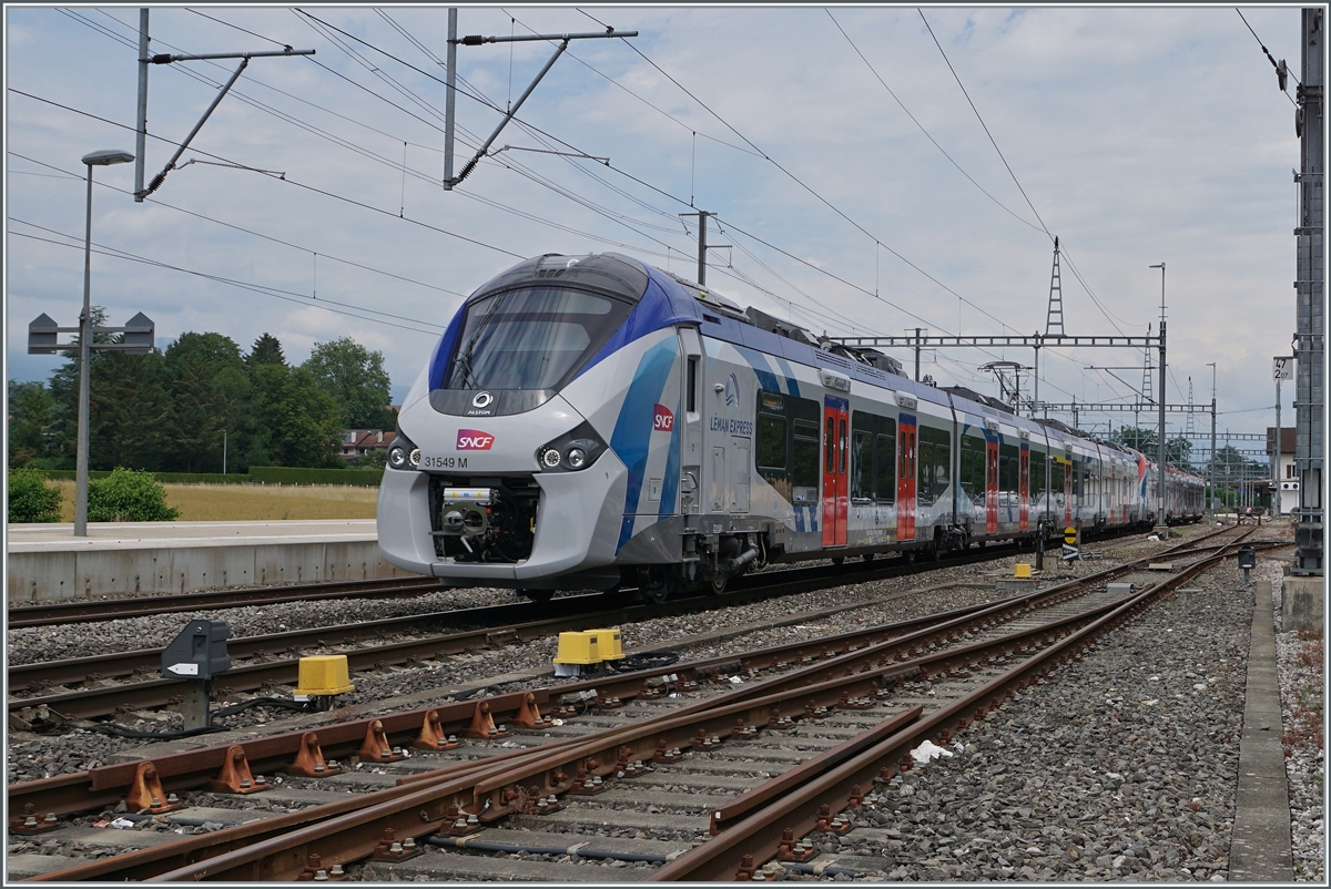 Fast im ganzen Einzug Gebiet des Léman-Express steht als Zieldestination Coppet. Doch Ort und Bahnhof sind relativ klein, aber Ziel und Ausgangpunkt der SL 1, SL2 SL3 und SL4; entsprechen gemischt zeigt sich der Einsatz von SBB und SNCF Léman Express-Zügen. 
Im Bild zwei ausfahrende SNCF Régiolis tricourant M31549 und 31509, wobei erster mit einem bereits abgewandelten Léman Express Farbkleid daher kommt. 

28. Juni 2021