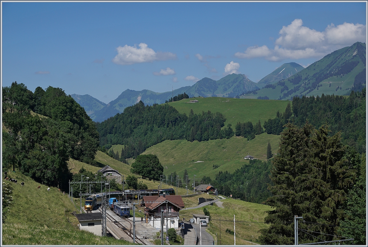Fast wie eine Modellbahn (auch was die kurzen Gleise im Bahnhof und den abgestellten BDe 4/4 Serie 3000 betrifft), zeigt sich die Station Allières mit dem MOB Golden Pass Panoramique von Montreux nach Zweisimmen. 

23. Juni 2018
