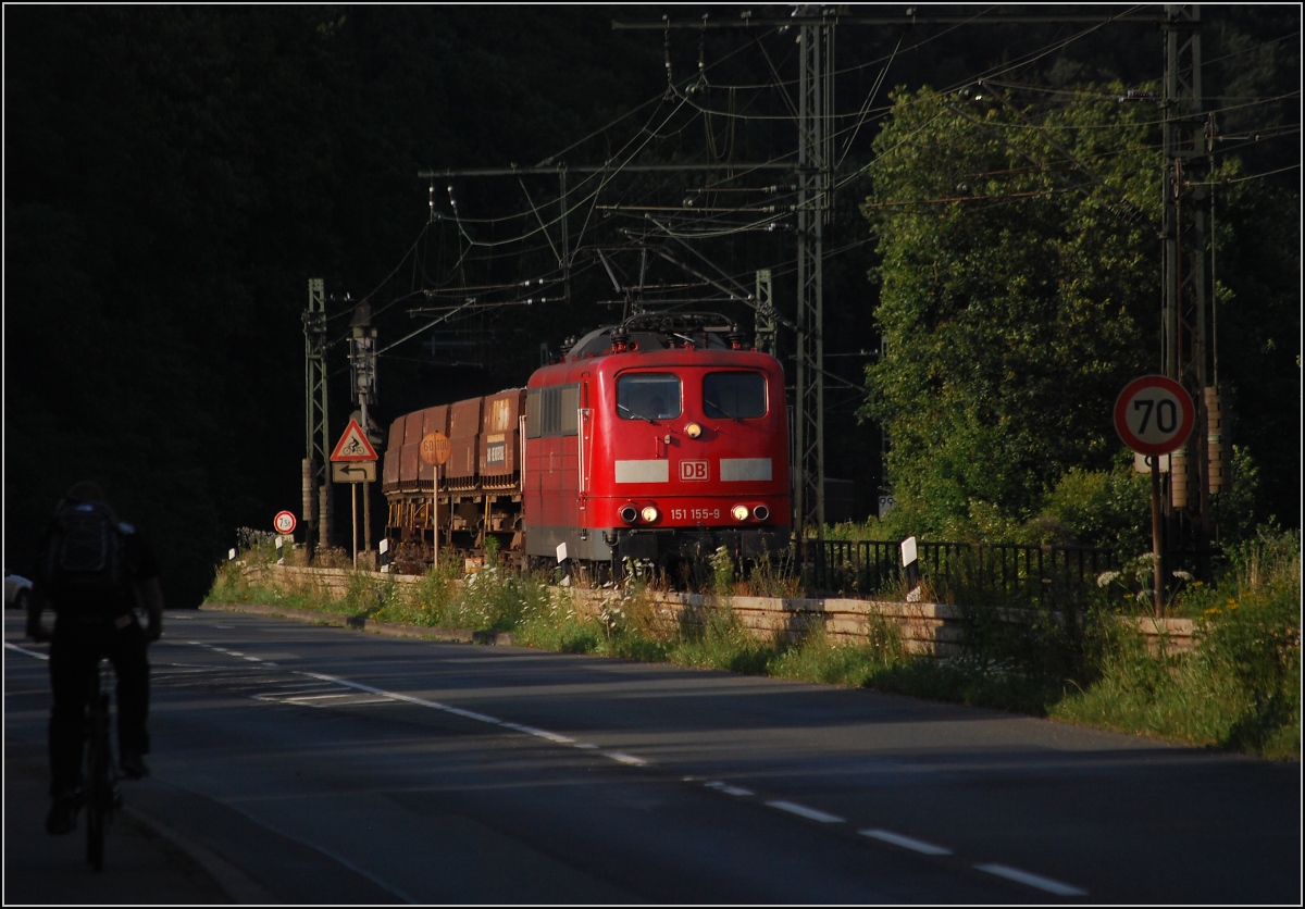 Fast zur Gnze unbearbeitet macht die 151 155-9 eine gute Figur auf der Main-Weser-Bahn bei Clbe. Juli 2009.