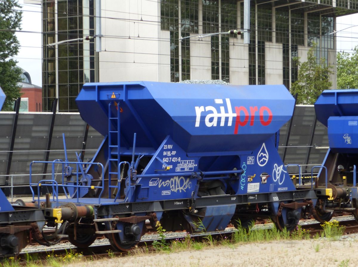 Fccpps Drehschieber-Seitenentladewagen von Railpro aus Holland mit Nummer 23 RIV 84 NL-RP 643 7 431-9  Utrecht Centraal Station, Niederlande 28-07-2021.

Fccpps zelflosser van Railpro uit Nederland met nummer 23 RIV 84 NL-RP 643 7 431-9  Utrecht CS 28-07-2021.