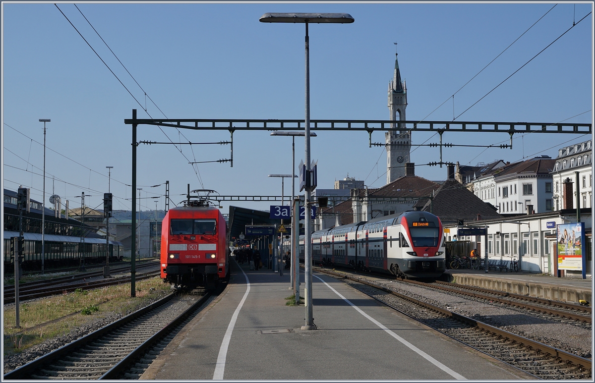 Fernverkehr in Konstanz: die DB 101 451-1 wartet mit ihrem IC 2006 auf Gleis 3 auf die Abfahrt, während auf Gleis 1 der SBB RABe 511 von Zürich eingetroffen ist und als IR 2114 in Kürze zurück fährt. 
22. April 2017
