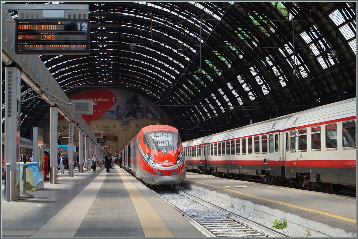 Fernverkehr in Milano: Ein ETR 400  Frecciarossa 1000  wartet auf die Abfahrt nach Roma Termini.
22. Juni 2015
