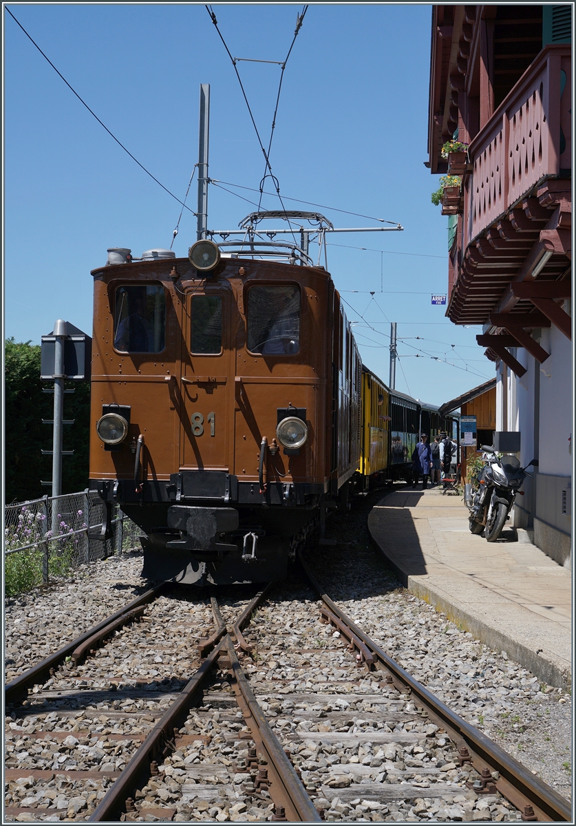 Festival Suisse de la vapeur / Schweizer Dampffestival 2026 - Die RhB Berninabahn Ge 4/4 81 der Blonay Chamby Bahn ist in Chamby angekommen und wird in K�rze nach Chaulin weiterfahren. 

24. Mai 2026