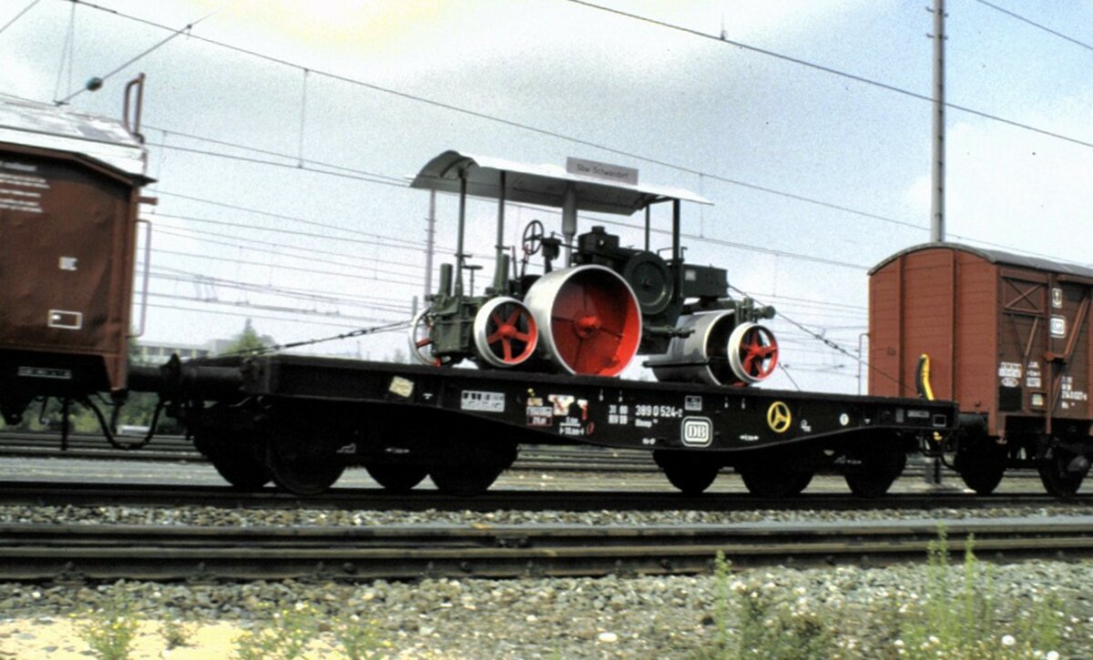 Flachwagen 389 0 5424-2 mit Dampfwalze beladen bei der Jubiläumsparade 150 Jahre Deutsche Eisenbahn in Nürnberg am 14.09.1985.