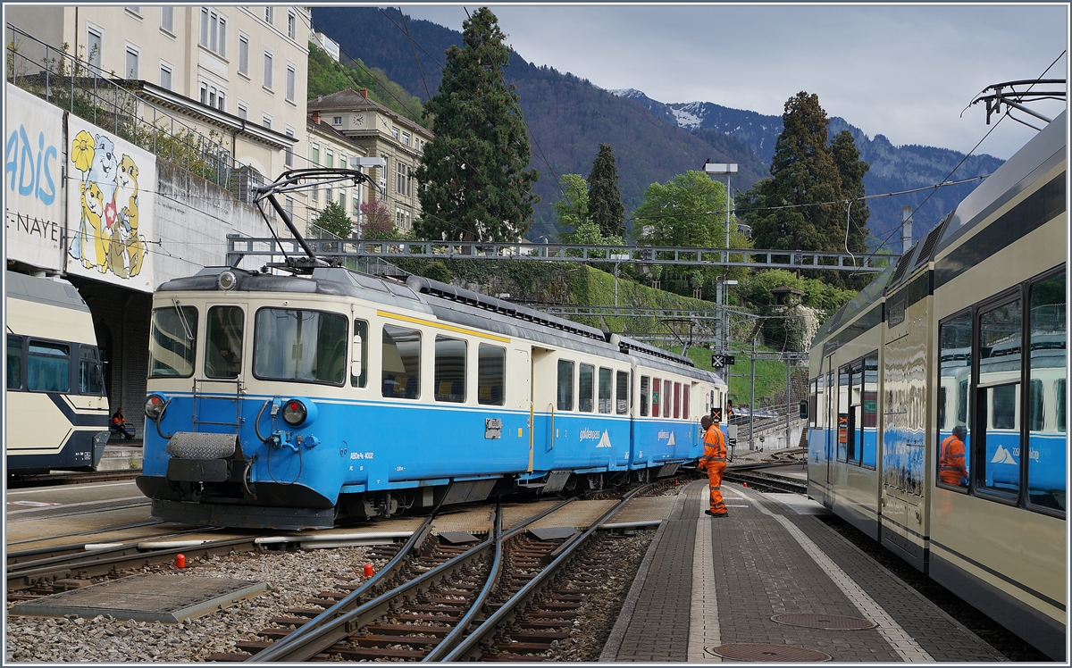 Flankiert von den beiden noch bei der MON MVR verbliebemem GTW Be 2/6 7001 und 7004 fährt der MOB ABDe 8/8 4002 VAUD in die Abstellanlage von Montreux.
17. April 2017