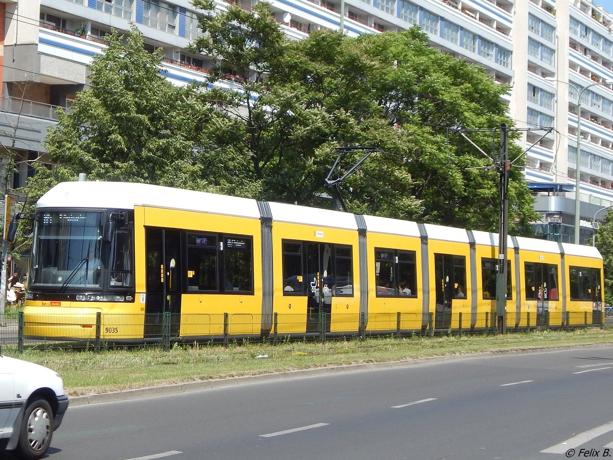 Flexity Nr. 9035 der BVG in Berlin.
