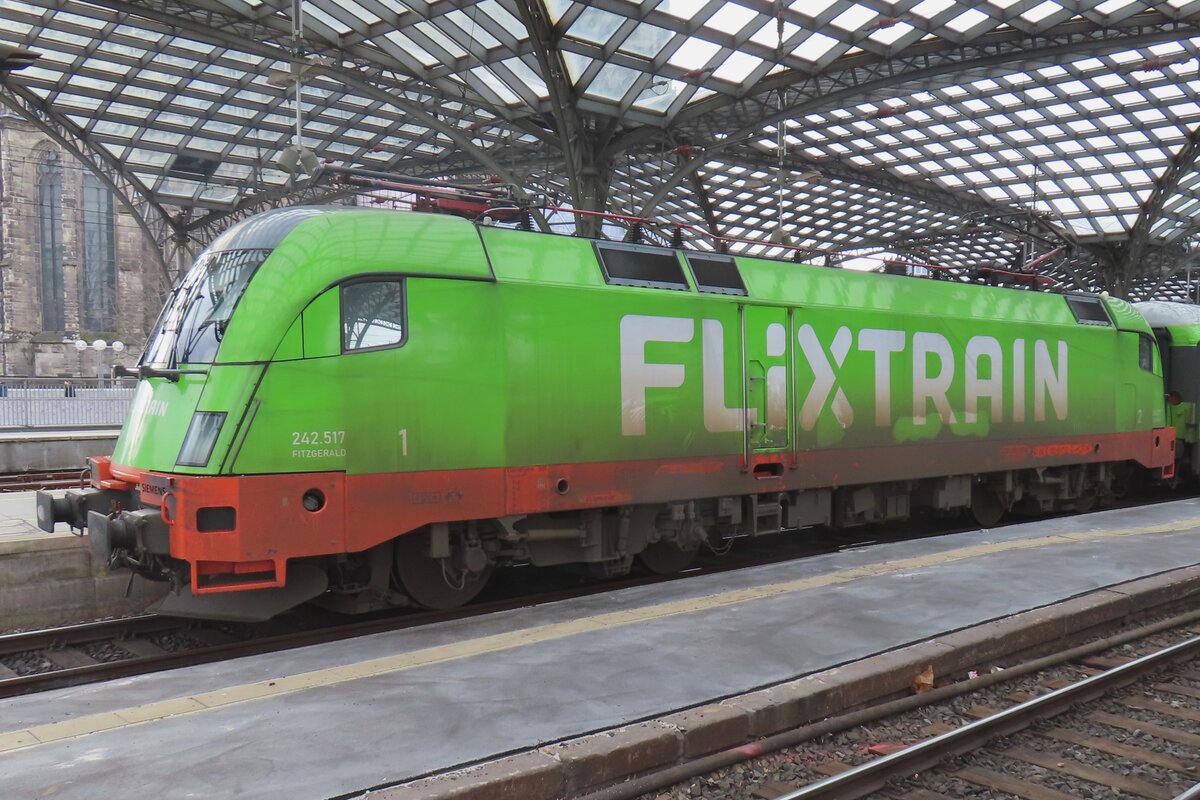 FlixTrain/Hector rail 242 517 steht etwas schmtzig in Kln Hbf am 15 Februar 2024.