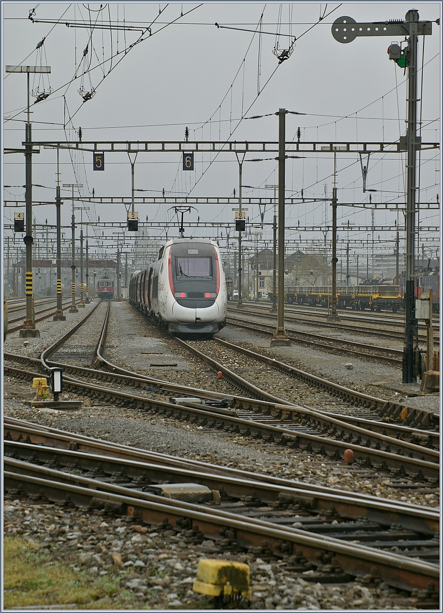 Formsignal und TGV - dies gibt es im Biel Rangierbahnhof, da der TGV Bern-Paris-Bern 9216/9225 hier abgestellt wird.

5. April 2019