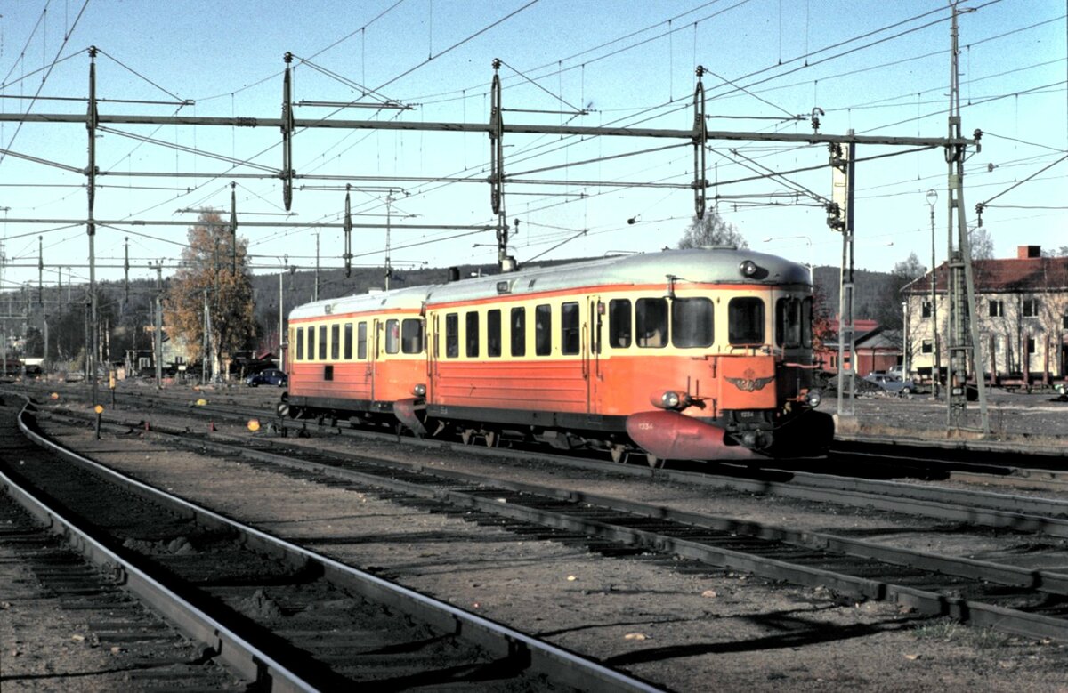 Foto von Kenth Öhlin in Sammlung von Karl Sauerbrey: SJ Dieseltriebwagen/Schienenbus Y 7 Nr.1234 und 1072 in Gällivare im Oktober 1980.