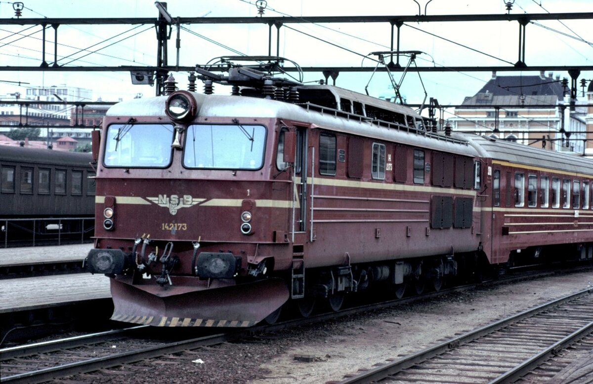 Foto von Kenth Öhlin in Sammlung von Karl Sauerbrey: NSB El 14.2173 mit Reisezug in Oslo Ost im Juli 1979.