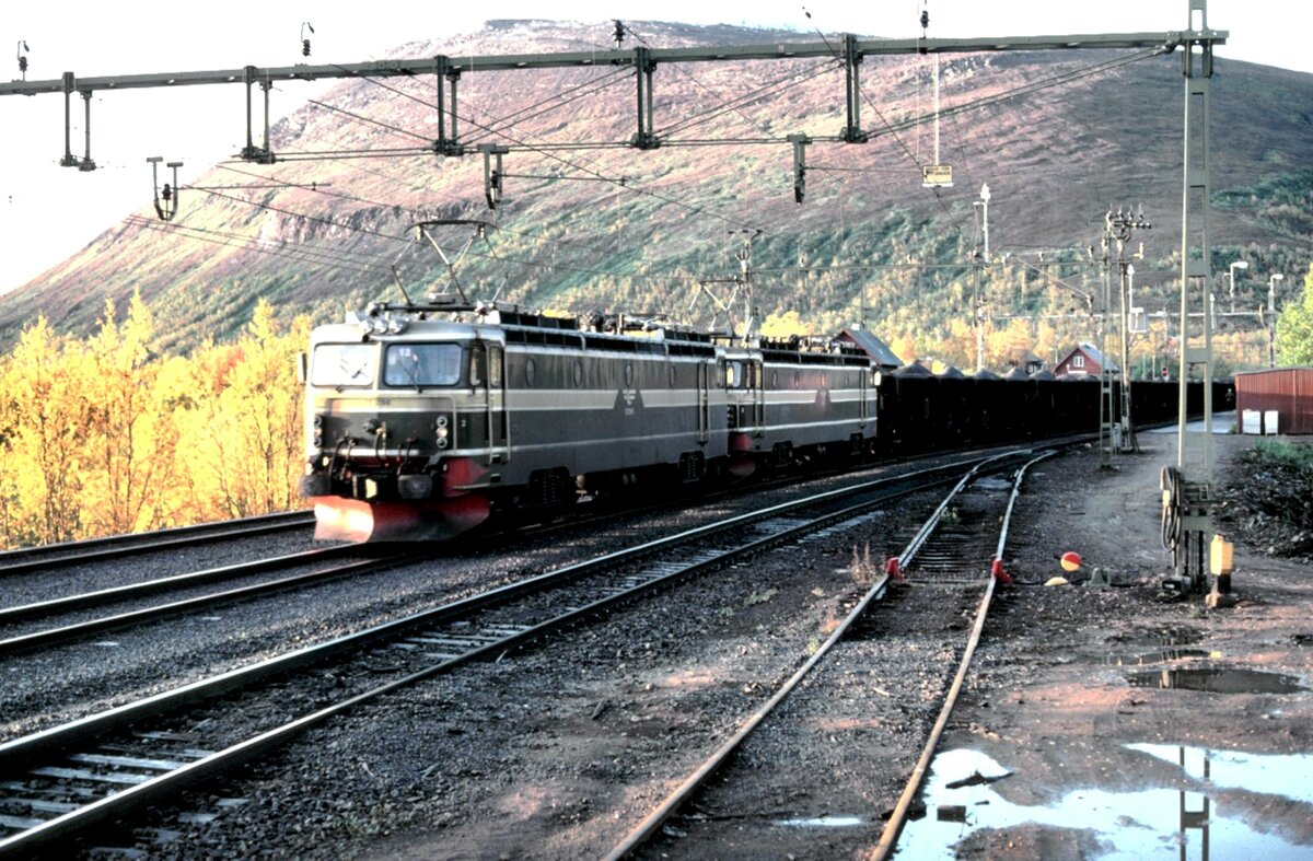 Foto von Kenth Öhlin in Sammlung von Karl Sauerbrey: NSB El 15.2196 und eine weitere mit Erzzug in Abisko, Fjell Njulla im September 1982.