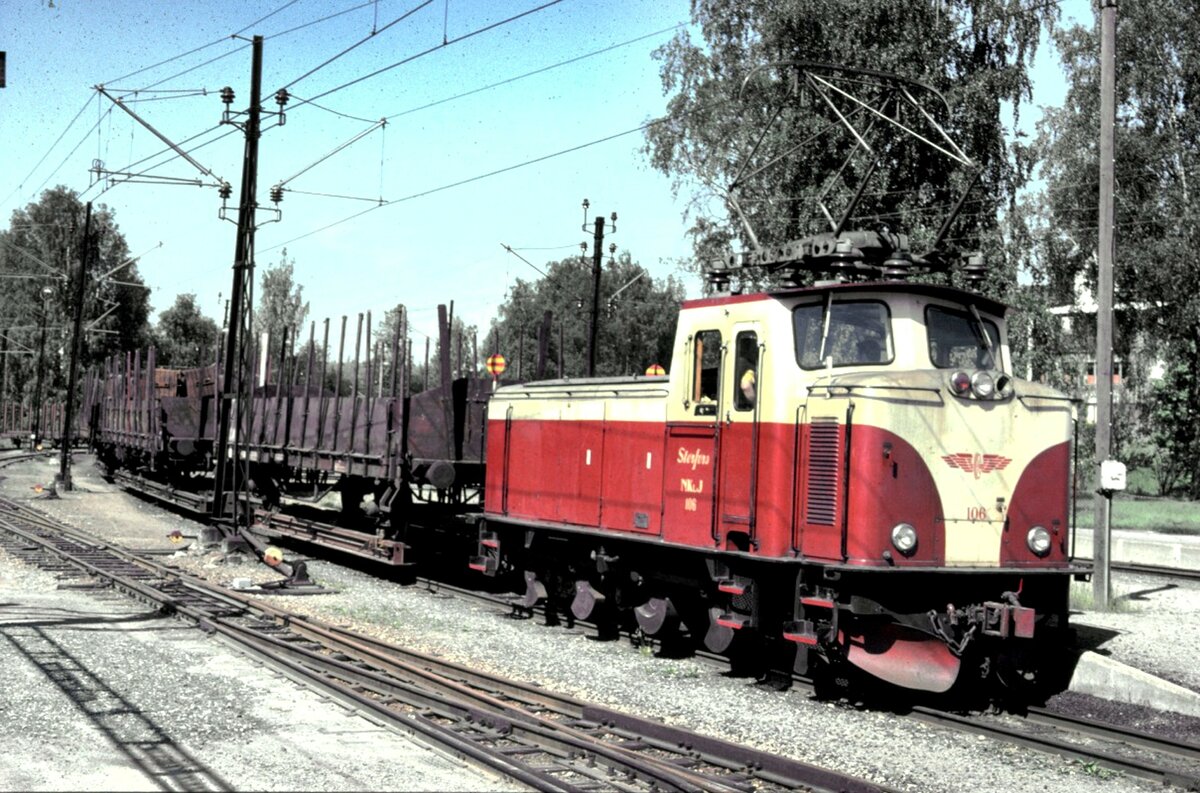 Foto von Kenth hlin in Sammlung von Karl Sauerbrey: Schmalspurbahn NKIJ Nr.106 mit Rollwagen, beladen mit Normalspur-Rungenwagen in Hagfoss im Juni 1979.