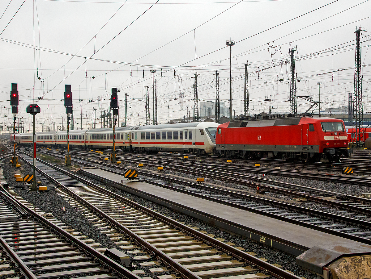
Frankfurt am Main Hauptbahnhof den 30.12.2017: 
Von Gleis 11 verlässt der EC 219 nach Graz Hbf (via Heidelberg, Stuttgart, Ulm, Günzburg, Salzburg, Werfen und Bischofshofen), geführt von der 101 010-7 (91 80 6101 010-7 D-DB) und geschoben von der 120 115-1 (91 80 6120 115-1 D-DB) den Bahnhof.

Für mich ungewöhnlich war weniger die Tatsache dass der EC im Sandwichs fuhr, sondern dass es am Zugende eine 120er war und nicht auch eine 101er, zudem war am Ende ein Steuerwagen). Hinzu kommt noch das die BR 101 wie auch die IC-Wagen für 200 km/h zugelassen sind, die BR 120 aber nur bis 140 km/h. 

Siehe auch vorherige zwei Bilder.