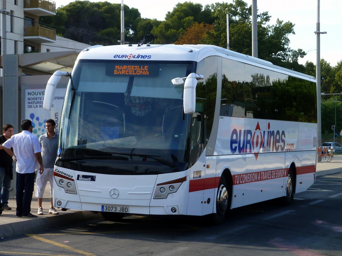 Frankreich, Languedoc-Roussillon, H�rault, Montpellier Sabines (an der Trambahn Linie 2): ein Mercedes Castrosua Stellae auf der Fahrt von Marseille nach Barcelona. 22.08.2015 
