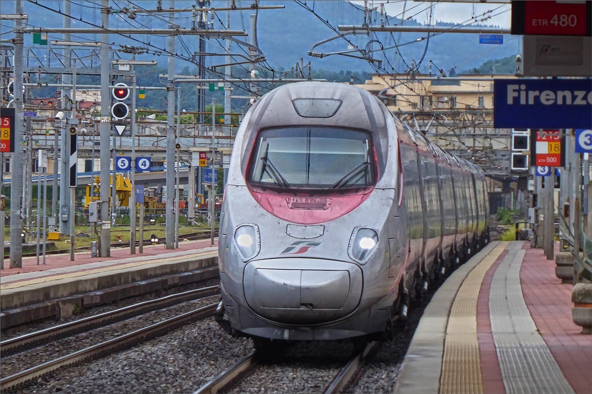 Frecciargento 93 83 3600 106-1 aus Napoli kommend, läuft in den Umsteigebahnhof Firenze Campo di Marte ein, mit diesem Zug fahren wir zurück nach Bozen, für die herfahrt am Morgen hatten wir eben diesen Triebzug mit denselben reservierten Sitzplätzen. 18.05.2019 (Hans)