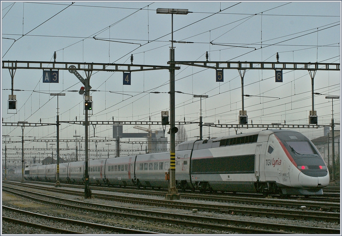 Freie Fahrt zeigt das (Gruppen) - Ausfahrsignal im Rangierbahnhof von Biel/Bienne, nicht jedoch für den TGV, der wird erst später und in der Gegenrichtung nach Bern fahren.

5. April 2019