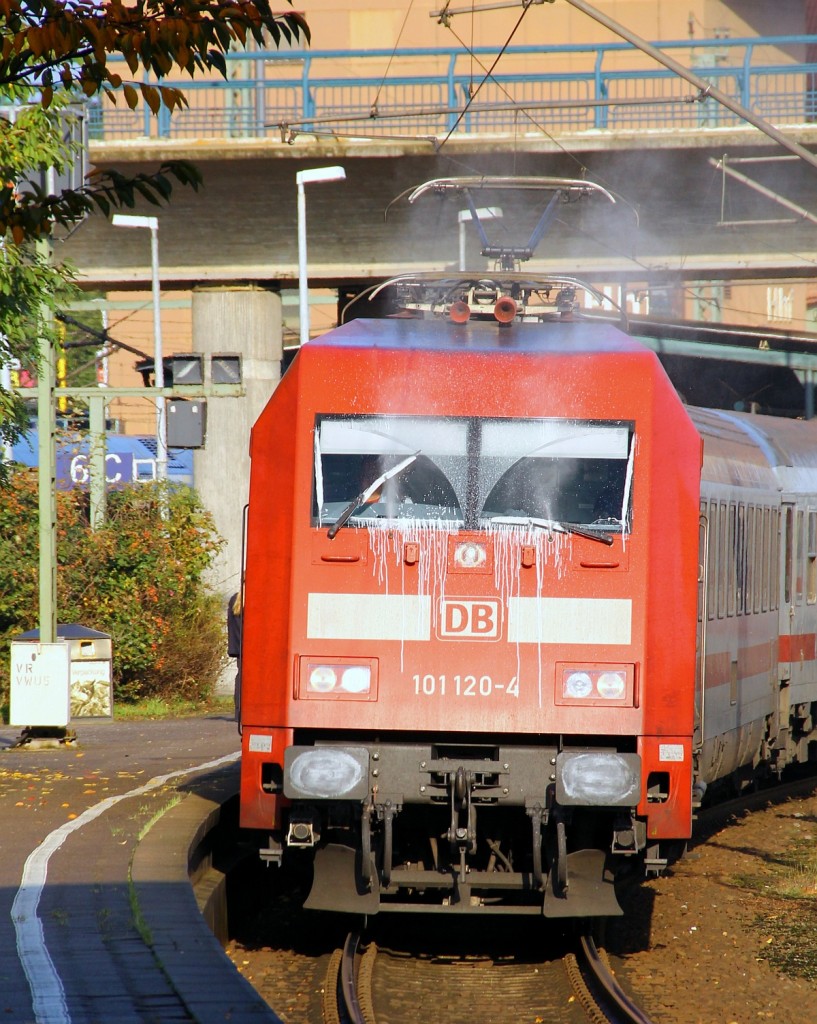 Freie Sicht muss sein...101 120-4 kurz vor der Abfahrt mit einem unbekannte IC. HH-Harburg 26.10.2013