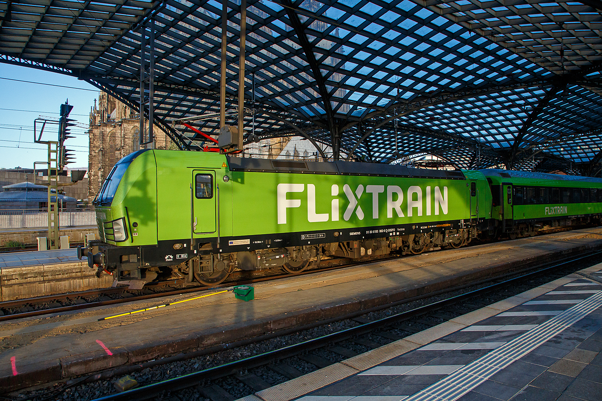 Frh morgens im Hbf Kln....
Die an die SVG - Schienenverkehrsgesellschaft mbH (Stuttgart) fr FLIXTRAIN Verkehre vermiete MRCE Dispolok X4 E – 862 bzw. 193 862 (91 80 6193 862-0 D-DISPO) verlsst am 14.05.2022 mit dem FlixTrain (FLX 1233 / Kln Hbf – Leipzig Hbf) den Hauptbahnhof Kln, bzw. die Domstadt.

Die Siemens Vectron AC  wurde 2014 von Siemens Mobilitiy in Mnchen-Allach unter der Fabriknummer 21925 gebaut. Diese Vectron Lokomotive ist als AC – Lokomotive (Wechselstrom-Variante) konzipiert und zugelassen fr Deutschland und sterreich (D/A). Seit Juli 2020 ist sie an die SVG vermietet, die als Eisenbahnverkehrsunternehmen (EVU) unteranderem auch den Verkehr der FlixTrain Verbindungen durchfhrt.