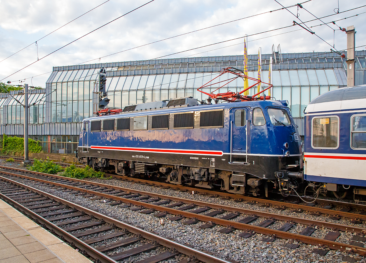 
Frh morgens im Hbf Kln....
Die TRI 110 469-4 fhrt am 22.05.2018, mit dem National Express RB 48, vom Hbf Kln in Richtung Wuppertal-Oberbarmen los.

Die 110 469-4 wurde 1966 von Henschel in Kassel unter der Fabriknummer 31035 gebaut, die Elektrik ist von SSW (Siemens-Schuckert-Werke), bis 2014 fuhr sie fr die DB. Seit 2016 fhrt sie fr die TRI Train Rental GmbH mit der NVR-Nr. 91 80 6110 469-4 D-TRAIN.
