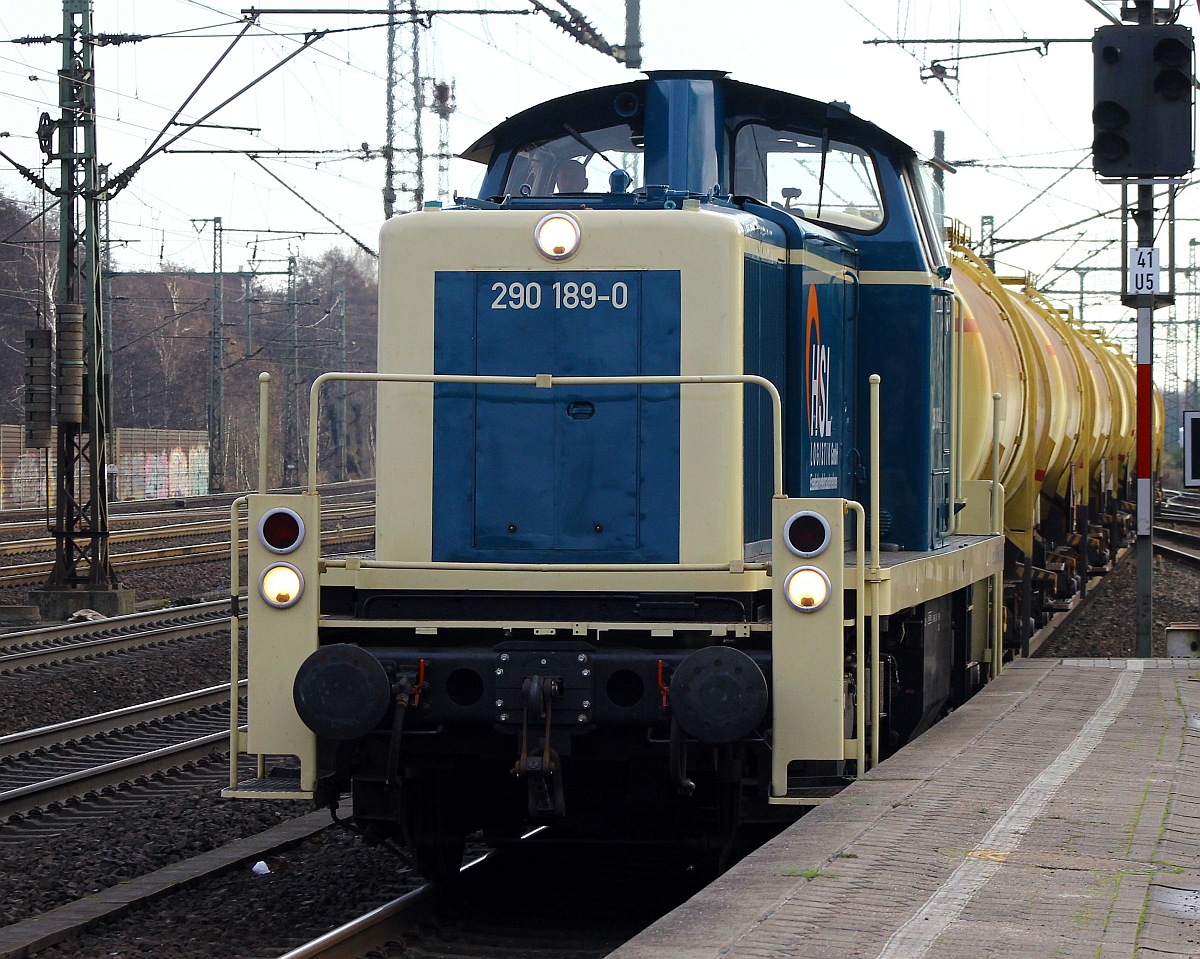 Frisch von der HU zurck dieselt hier HSL 3290 189-0 mit einem Transpetrol-Zug durch Hamburg-Harburg. 10.12.2015