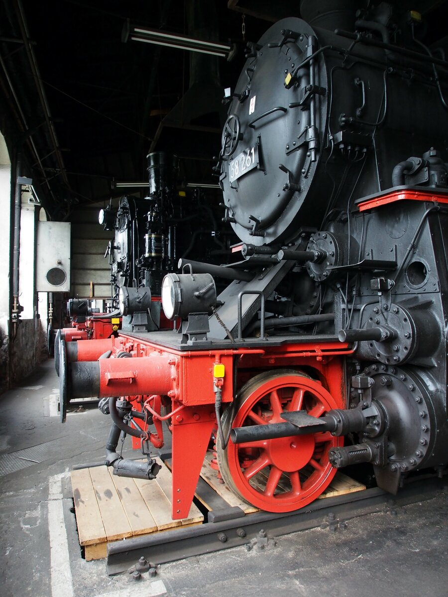 Front der 58 261 im Sächsischen Eisenbahnmuseum in Chemnitz am 19.04.2017.