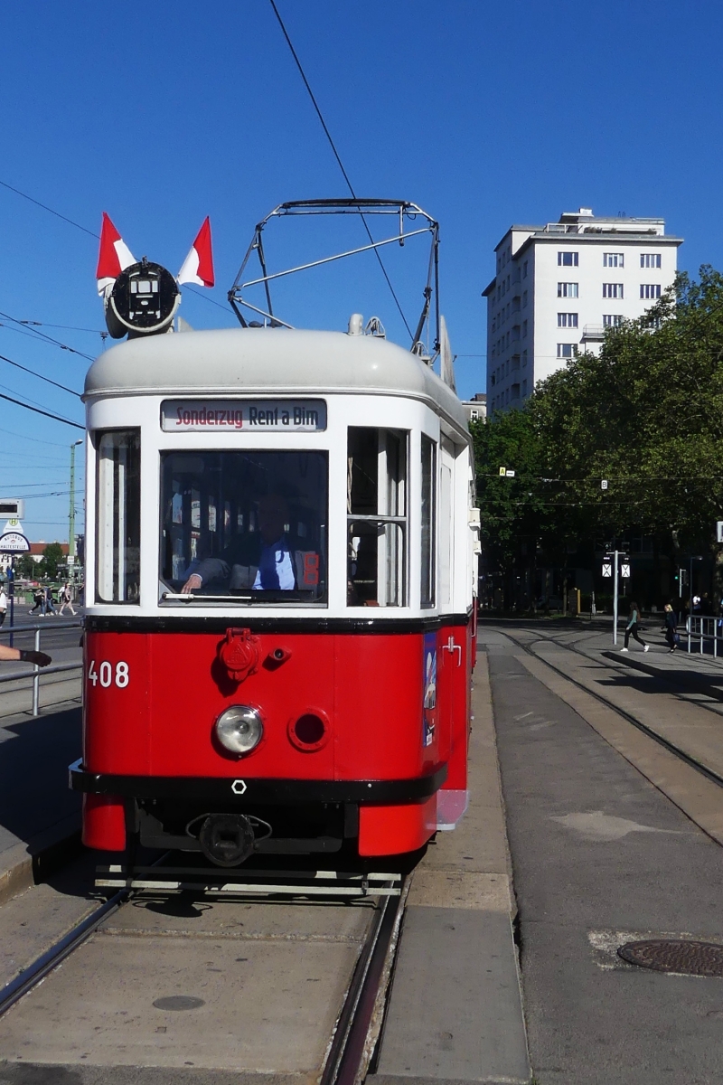 Frontansicht des Stra�enbahn Triebwagen 408, der Wiener Verkehrsbetriebe, am Schwedenplatz in Wien. 03.05.2026