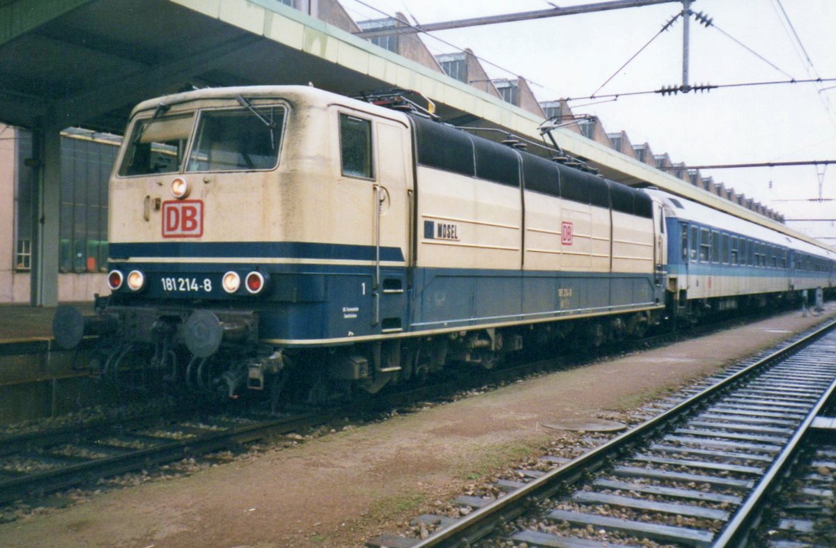 Froschblick auf 181 214 mit der IR nach Norddeich Mole, am 25 Juli 1999 in Luxembourg gare.